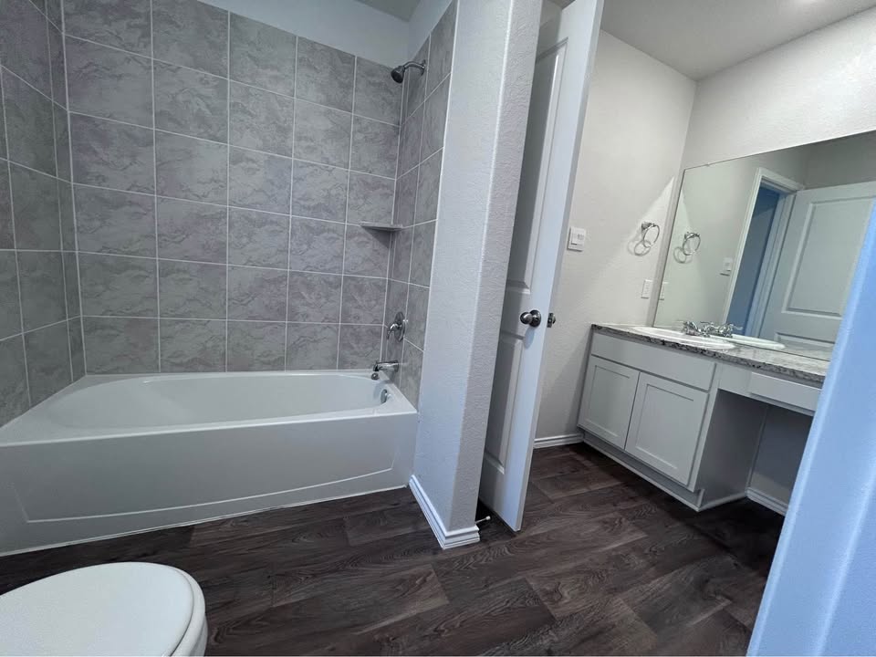 Another bathroom with tub